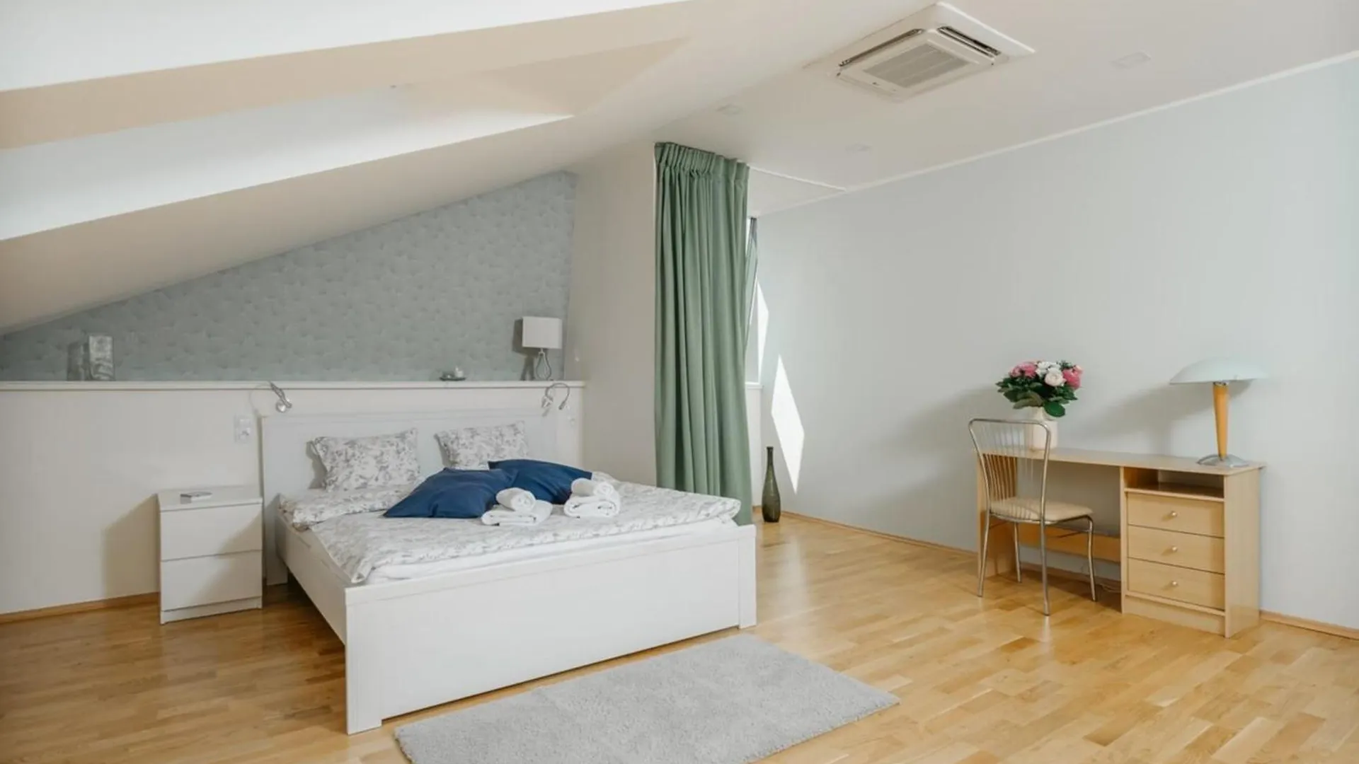 Eli Spacious Apt With Old Town View, Parking & Ac Prague Apartment