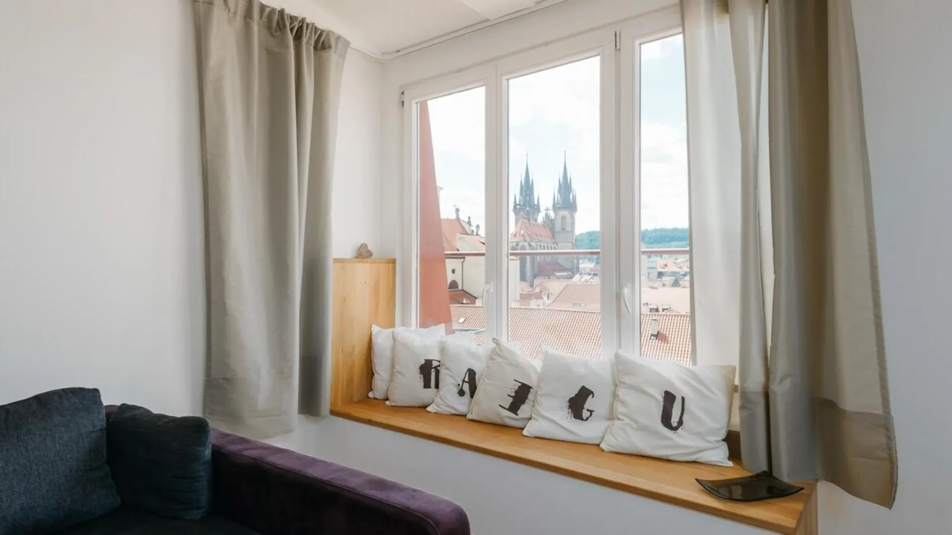 Eli Spacious Apt With Old Town View, Parking & Ac Prague Apartment